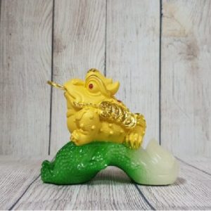 Thiềm thừ vàng kim sa ngậm xâu vàng trên lá cải ngọc xanh