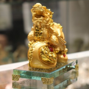 Rùa đầu rồng vàng trên gậy như ý đế thuỷ tinh