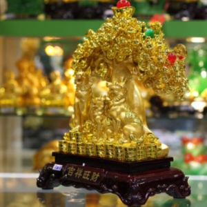 Gia đình chó vàng bên cây đại thụ vàng