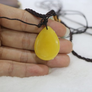 Mặt dây chuyền hổ phách