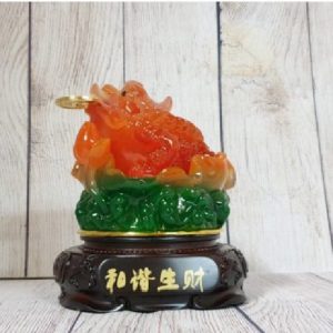 Thiềm thừ đỏ ngọc trên bụi sen xanh đế gỗ xoay – Hoà Hài Sanh Tài
