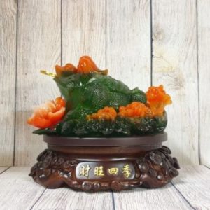 Thiềm thừ xanh ngọc đa sắc trên bụi mẫu đơn hoa đỏ đế gỗ xoay – Tài Vượng Tứ Quý